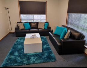 WI -FI- Netflix- Super Comfy 3 Bedroom Home With Massive 21Metre Driveway Space for boat or Caravan